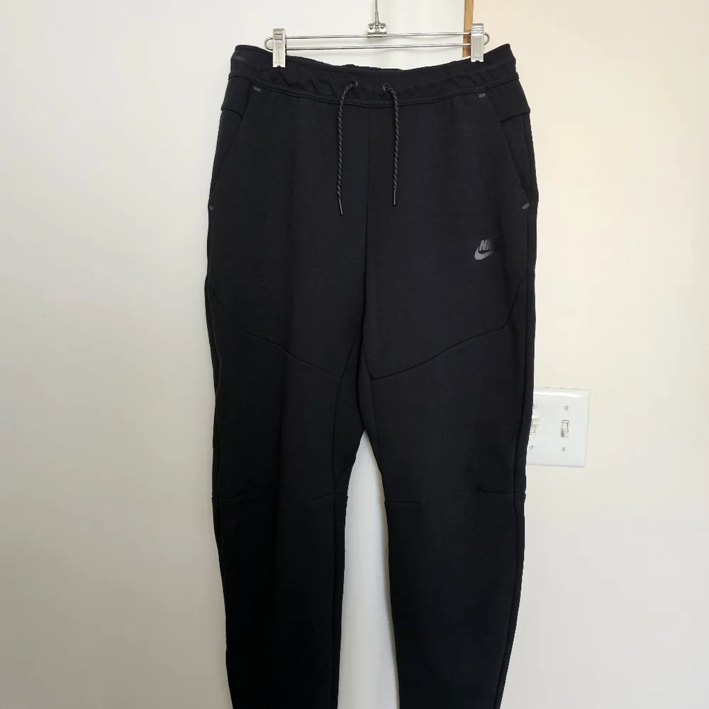NWT Nike Men Black Slim Fit Size M Taper Leg Regular Length Joggers Sweatpants